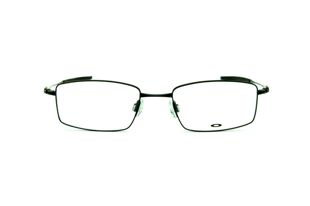 Óculos Oakley Polished em metal preto brilhante com ponteira emborrachada