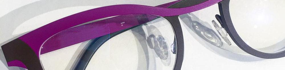 Cor com detalhe e tom roxo purple provar armação no espelho virtual