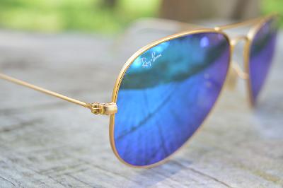 Óculos de sol Ray-Ban Aviador em metal dourado fosco e lente azul espelhada