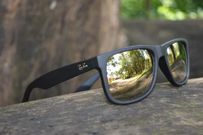 Óculos Ray-Ban Justin RB 4165 Preto fosco com lente semi espelhada dourada