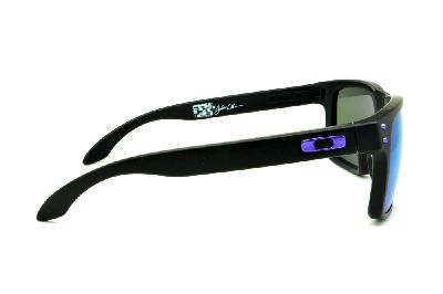 Óculos de sol Oakley OO 9102 Holbrook Julian Wilson preto e lente roxa