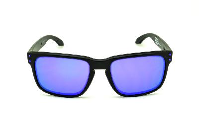 Óculos de sol Oakley OO 9102 Holbrook Julian Wilson preto e lente roxa