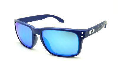 Óculos de sol Oakley OO 9102 Holbrook azul com haste bolha e detalhe branco